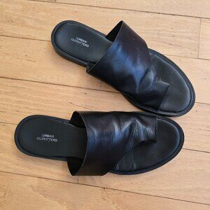 minimalist black leather monochrome slide sandals | WMS 7